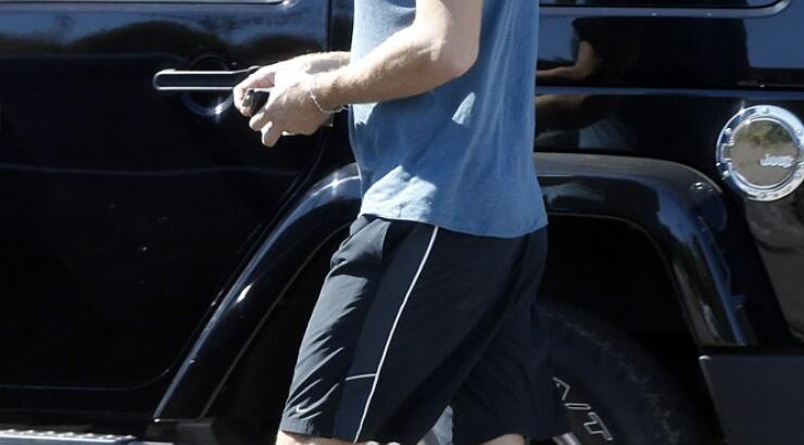 Ψωνίζει ξυπόλυτος διάσημος τραγουδιστής [εικόνες]