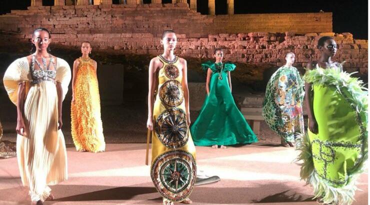 H Mary Katrantzou έγραψε ιστορία στο Ναό του Ποσειδώνα