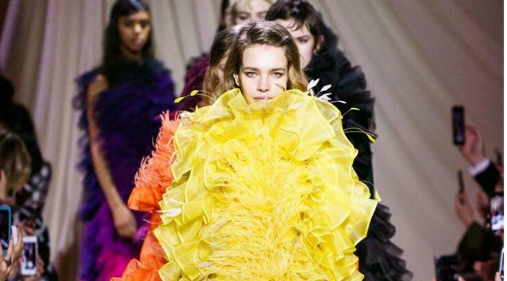 London Fashion Week: Η Μary Katrantzou γέμισε με χρώματα το Λονδίνο