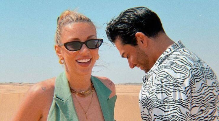 Μάστορας - Καληφώνη: Ποζάρουν στο ίδιο location φωτογραφίζοντας ο ένας τον άλλο [εικόνες]