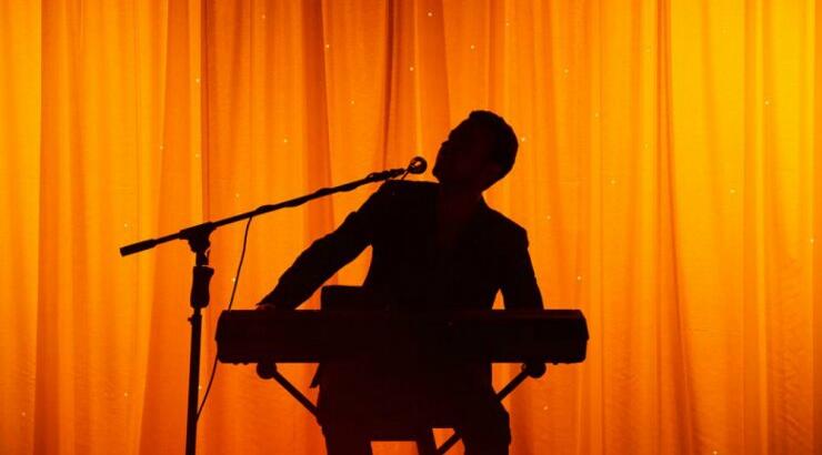 Κύπριος τραγουδιστής αποκάλυψε on camera πως έπεσε θύμα βιασμού στο στρατό! 