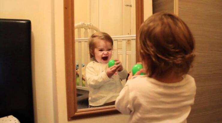 Tι βλέπουν τα μωρά στον καθρέφτη;