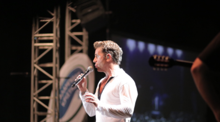 Στο τέρμα η διασκέδαση με τον Μαζωνάκη σε μια μοναδική συναυλία στο Φεστιβάλ Γάλακτος