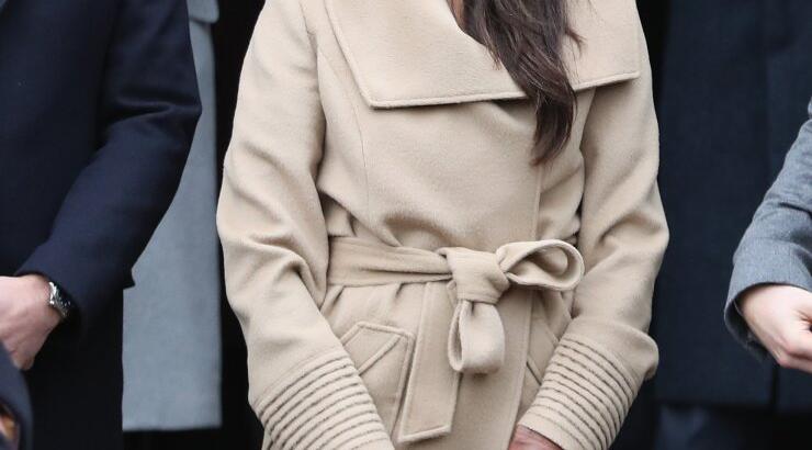Meghan Markle: Αποκαλύφθηκε το φόρεμα που φορούσε κάτω από το παλτό της τα Χριστούγεννα
