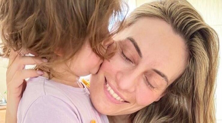 Ελεονώρα Μελέτη: Δείτε την να φτιάχνει μαζί με την κόρη της, Αλεξάνδρα, πασχαλινά κουλουράκια [εικόνες]