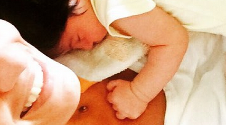 Ξανθιά Ελληνίδα παρουσιάστρια αγκαλιά με το νεογέννητο μωράκι!