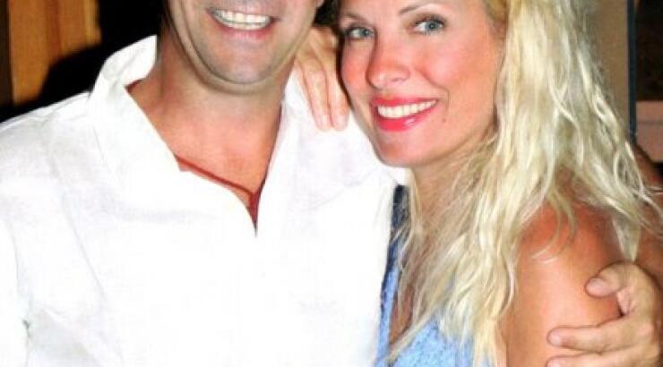 Ελένη Μενεγάκη – Μάκης Παντζόπουλος: Στην παραλία με τον αδερφό της παρουσιάστριας και τη σέξι σύντροφό του! [εικόνες]