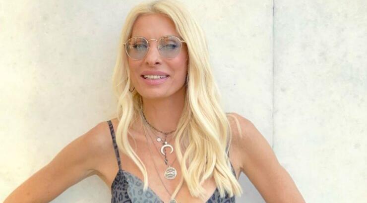 Ελένη Μενεγάκη: Δείτε την να ποζάρει άβαφη στην πιο  καλοκαιρινή της εικόνα 