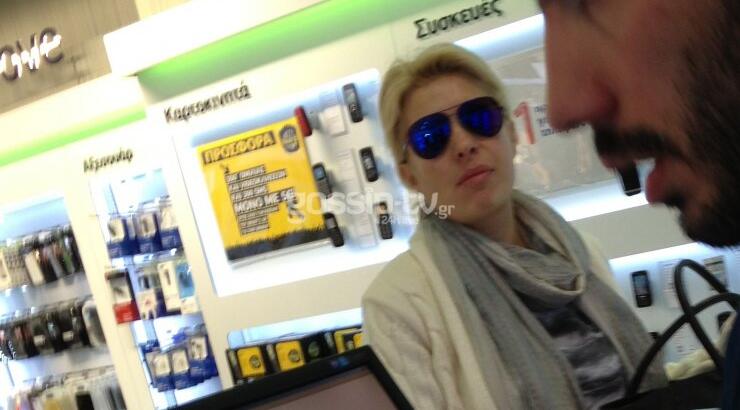  Τι έκανε η Μενεγάκη πρωί πρωί σε κατάστημα κινητής τηλεφωνίας στην Κηφισιά;