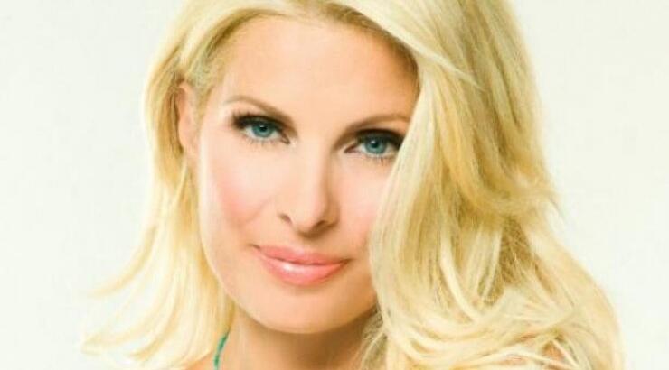 Ελένη Μενεγάκη: Δες τον πατριό της να τραγουδά στην κουζίνα του σπιτιού της