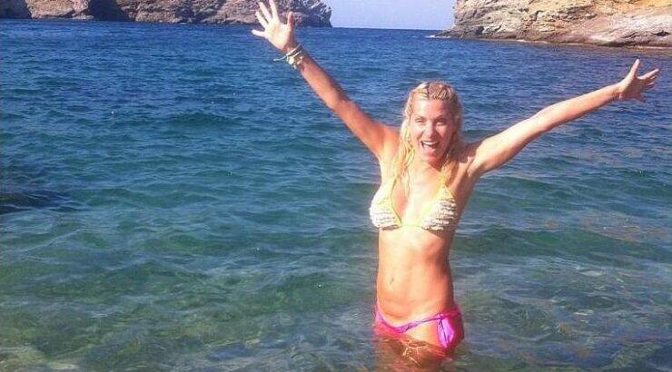 Ελένη Μενεγάκη: Με μπικίνι και χωρίς ρετούς