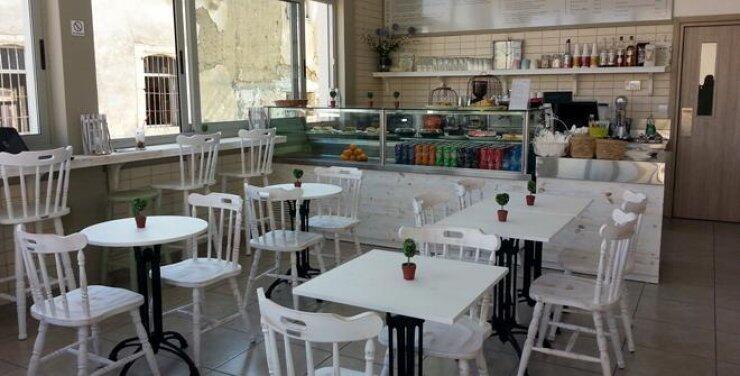 Kαι το Μένοικο έχει το στέκι του [St Kyprianos Square]