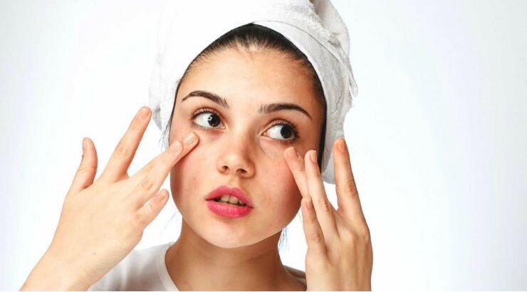 "Πώς το μέτωπο και τα μάτια μου με κάνουν να φαίνομαι κουρασμένη;"