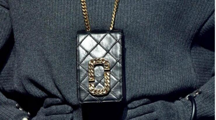 Micro trend: Αυτός είναι ο νέος τρόπος για να μεταφέρετε την τσάντα σας 