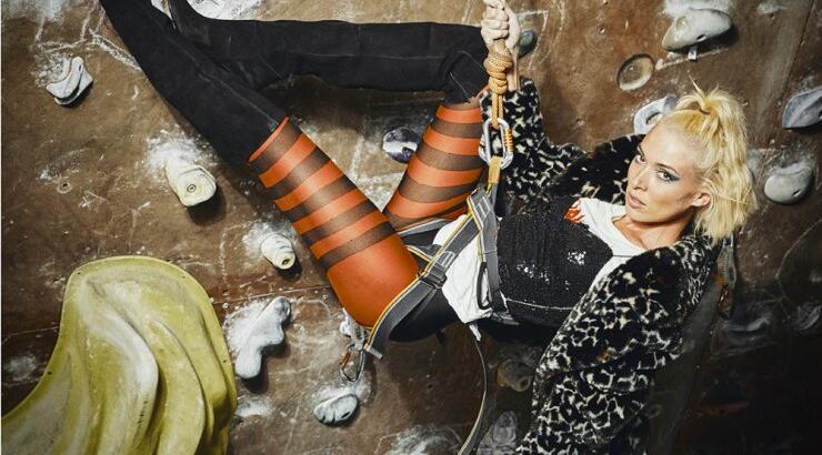 Η Μικαέλα Φωτιάδη μιλά ανοιχτά για την ηλικία της και δείχνει το διαβατήριο της 