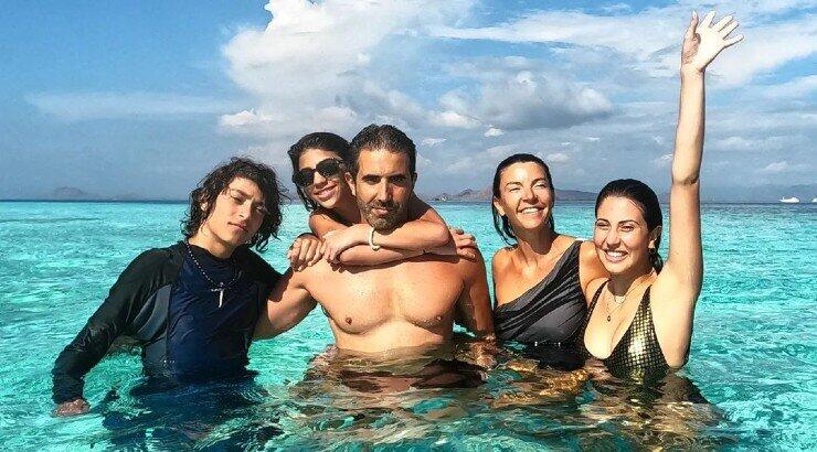 Μαρίνα Βερνίκου – Μίλτος Καμπουρίδης: Με τα παιδιά τους στην Ινδονησία [εικόνες]