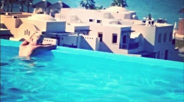 Sexy Κύπρια topless σε ξενοδοχείο του εξωτερικού