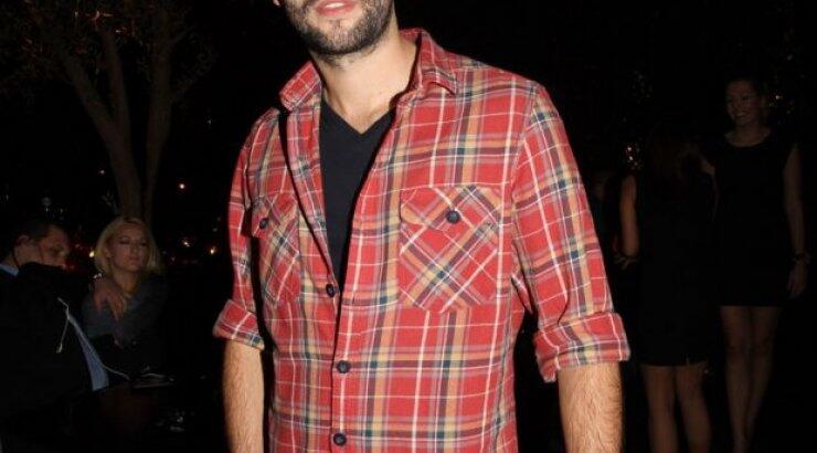 Δεν πρόλαβε να χωρίσει ο αδελφός της Μενεγάκη και φλερτάρει με άλλη...