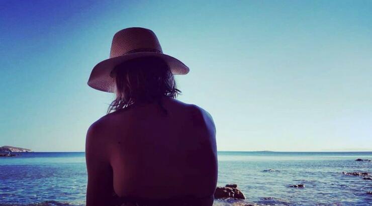 Ελληνίδα πανέμορφη ηθοποιός ανεβαίνει τα σκαλιά της εκκλησίας! 