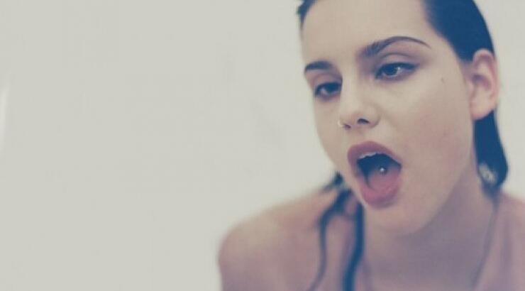 H Moffy κατάφερε να γίνει top model παρά τον στραβισμό της [εικόνες]