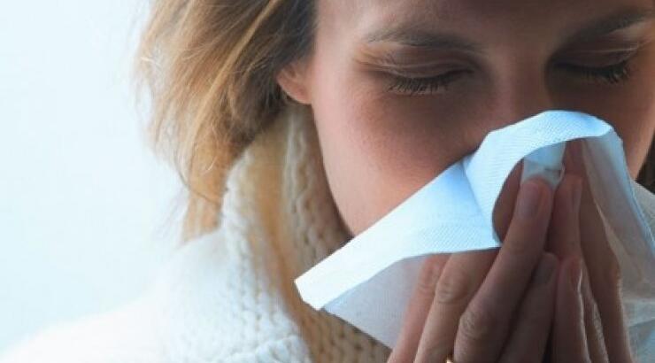 Η μοναξιά μπορεί να κάνει πιο έντονα τα συμπτώματα κρυολογήματος!