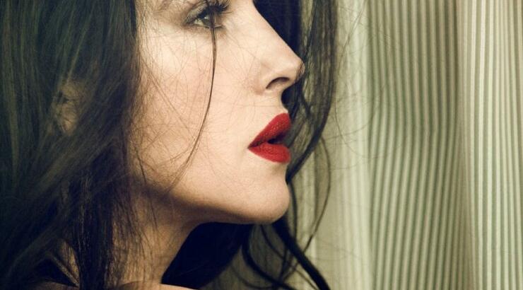 Monica Bellucci: Στα 52 της χρόνια ποζάρει γυμνή σε μια πισίνα και "κόβει την ανάσα"