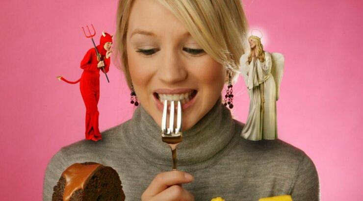 Αυτές είναι οι τρεις πιο επικίνδυνες ώρες του 24ωρου για να χαλάσεις τη δίαιτα