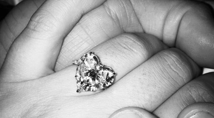 Χωρισμός σοκ! Πασίγνωστη τραγουδίστρια έδωσε τέλος στη σχέση της λίγο πριν ανέβει τα σκαλιά της εκκλησίας