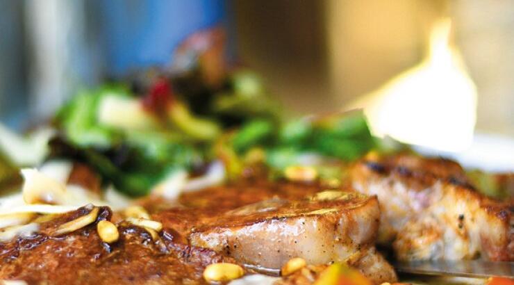 Μοσχαρίσια κόντρα γάλακτος μαριναρισμένη με καπνιστή πάπρικα σερβιρισμένη σε σαλάτα