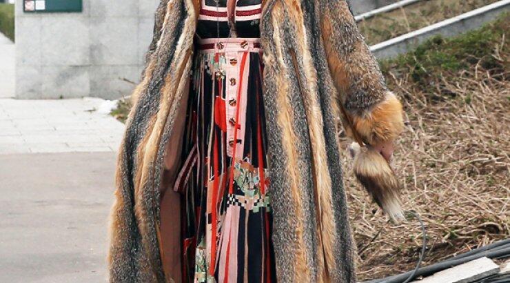 Πρέπει να το δεις: Tο look της Kate Moss στο show του Louis Vuitton