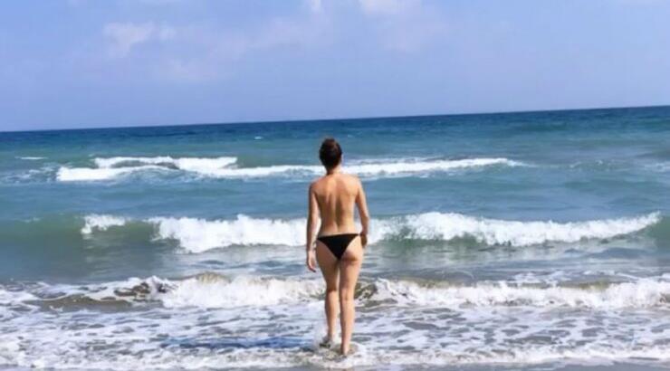Επώνυμη Κύπρια έκανε topless βουτιά στην παραλία και μας το έδειξε! [βίντεο]