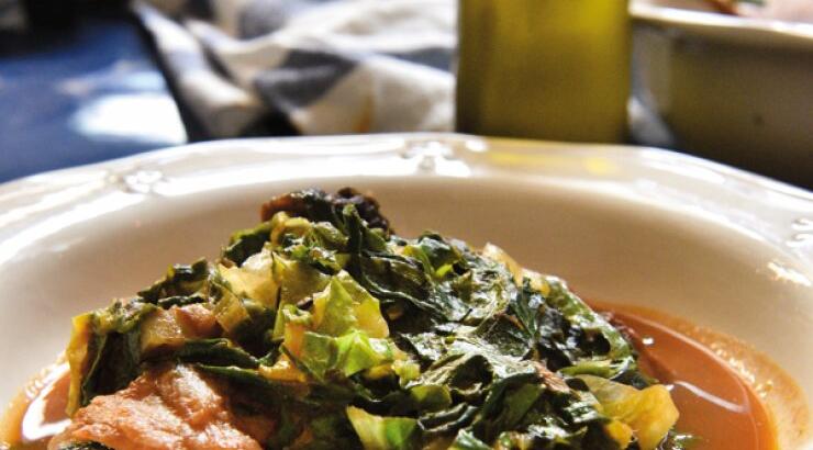 Μπακαλιάρος Κοκκινιστός στη γάστρα με χόρτα και δαμάσκηνα