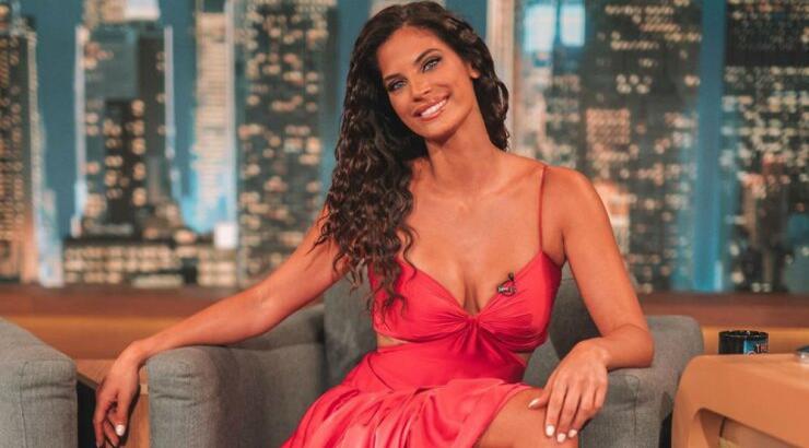 Χριστίνα Μπόμπα: Με δημιουργία Έφης Παπαϊωάννου στην εκπομπή του Αρναούτογλου!