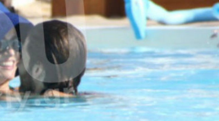Οι τρυφερές στιγμές επώνυμης Ελληνίδας στην πισίνα με το σύντροφό της!