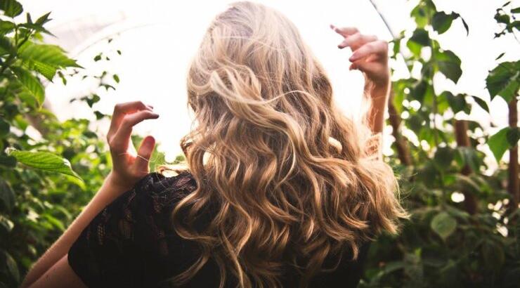 Πώς να κάνετε υπέροχες μπούκλες χρησιμοποιώντας μία… πετσέτα! [βίντεο]