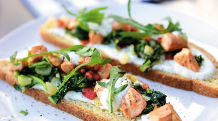 Μπρουσκέτα με ζυμωτό ψωμί, σολομό, φοινόκιο και σπανάκι
