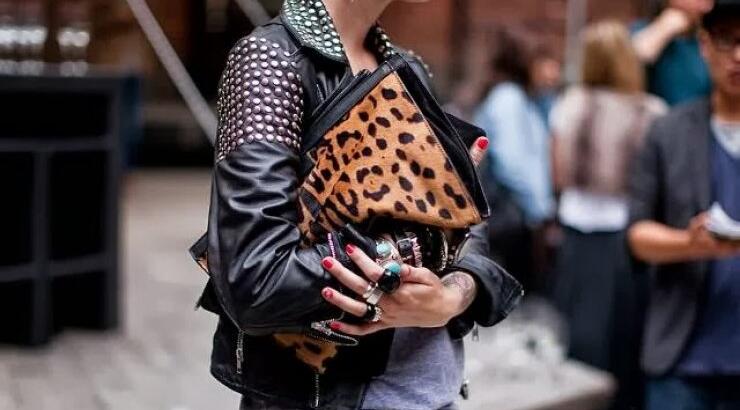 Τι πρέπει κάθε γυναίκα, να έχει στην τσάντα της;