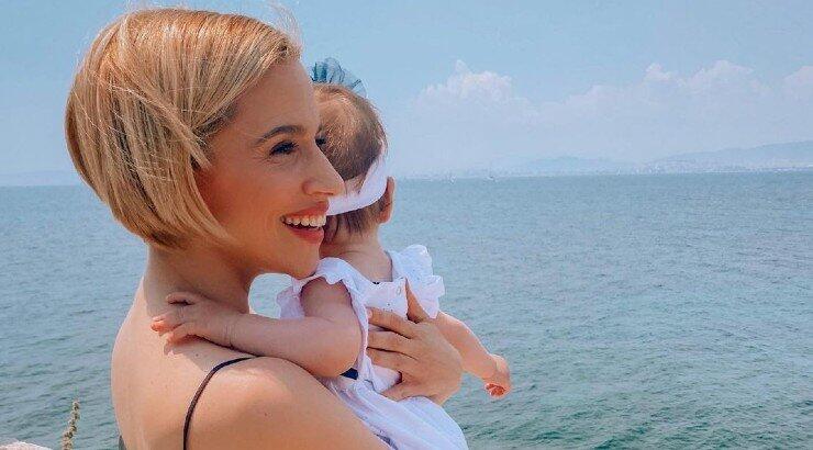 Νάντια Μπουλέ: Έκανε γυμναστική παρέα με την ενός έτους κόρη της! [βίντεο]