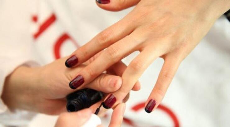 Ο πιο έξυπνος τρόπος να καμουφλάρεις το χαλασμένο σου μανικιούρ!