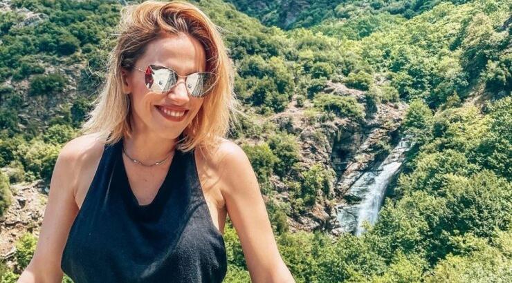 Νάντια Μπουλέ: Φόρεσε τα mini της και πόζαρε στον έβδομο μήνα της εγκυμοσύνης της [εικόνες]