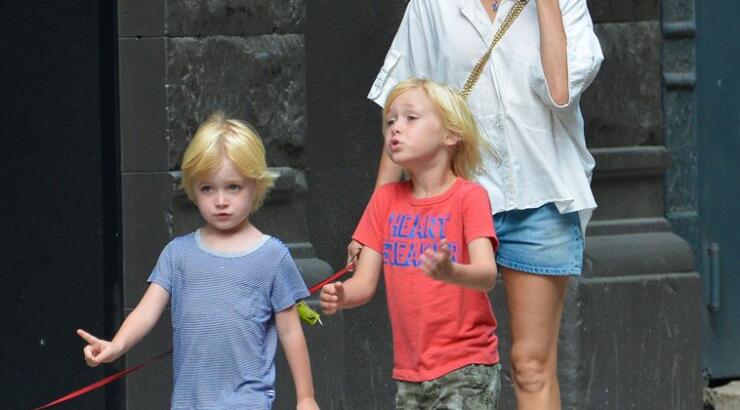 Η Naomi Watts βολτάρει με τους γιους της!