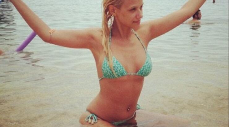 Δείτε τις sexy φωτογραφίες της Λάουρας από την παραλία!