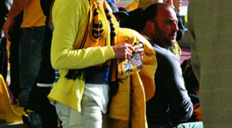 Νάταλυ Αµµάν: Ντυµένη στα κίτρινα χάριν της oµάδας της