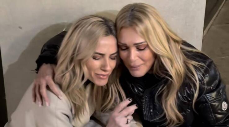 Έφη Παπαϊωάννου – Νατάσα Θεοδωρίδου: Τραγουδούν αγκαλιασμένες καθισμένες στο πεζοδρόμιο [βίντεο]