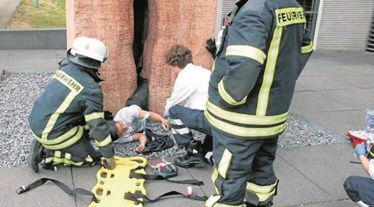 Φοιτητής παγιδεύτηκε σε γλυπτό γυναικείου κόλπου