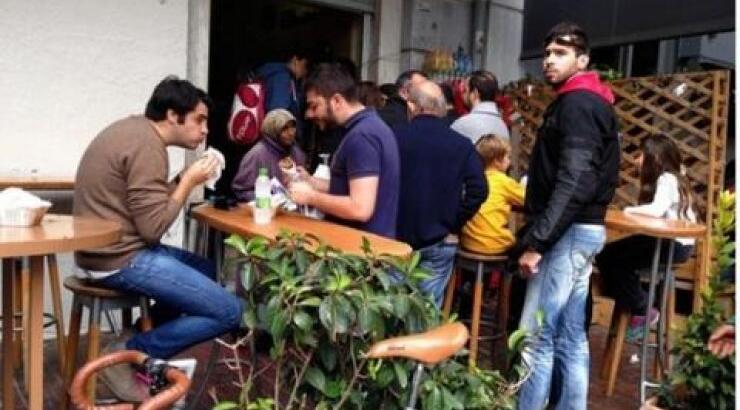 WSJ: Η φτώχεια θέλει καλοπέραση και...σουβλάκι