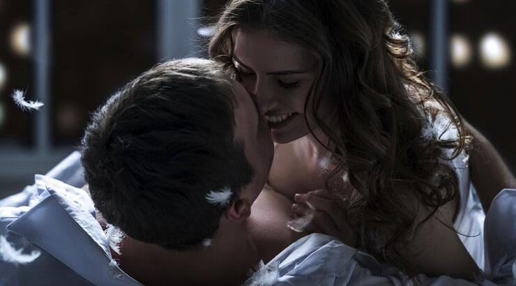 5 τεχνικές που όλοι οι άντρες λατρεύουν να τους κάνεις στο κρεβάτι  