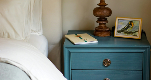 6 αντικείμενα που δεν θα δείτε ποτέ σε ένα μινιμαλιστικό κομοδίνο