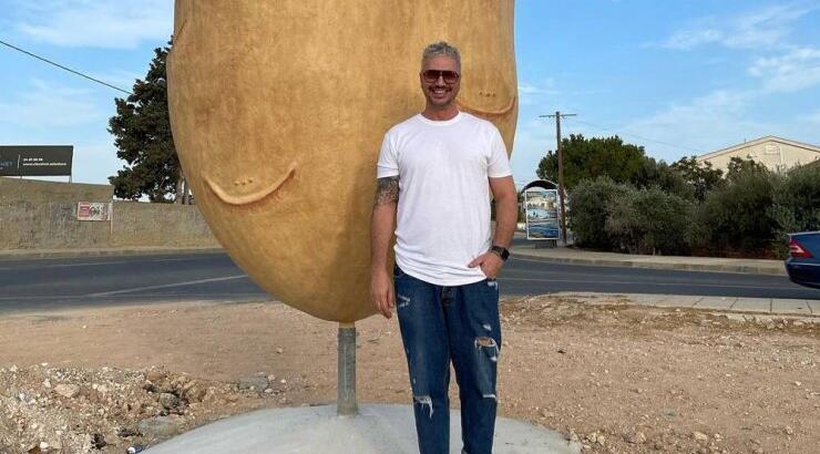 Νικόλας Ιωαννίδης: Φωτογραφήθηκε πρώτος με την υπερμεγέθη πολυσυζητημένη πατάτα! 