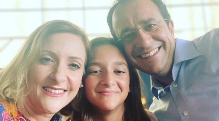 Νίκος Χριστοδουλίδης - Φιλίππα Καρσερά: Οι οικογενειακές τους εικόνες από την αποφοίτηση της κόρης τους